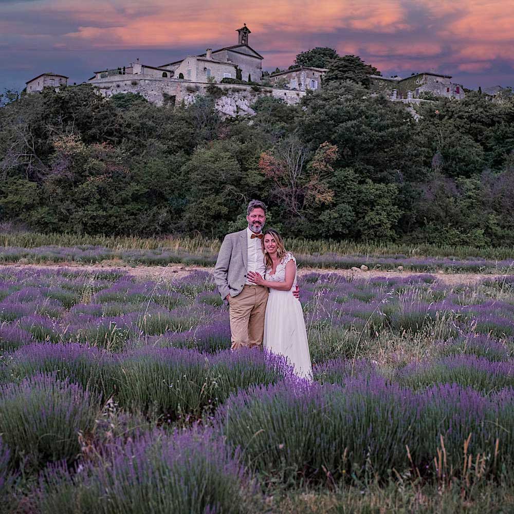 Un domaine privé entouré de lavande avec vue sur l'un des plus beaux villages de France