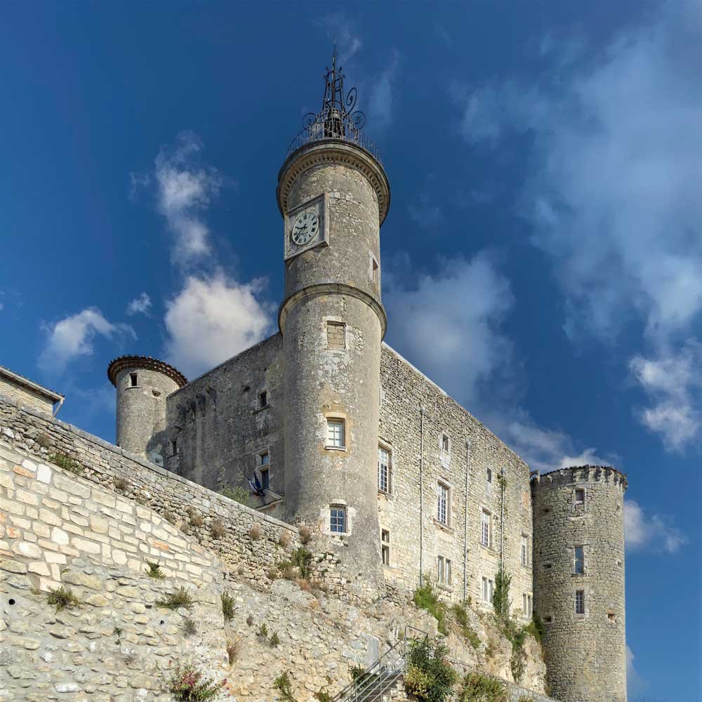 La Bastide de Lussan, domaine privé en location avec vue sur le château