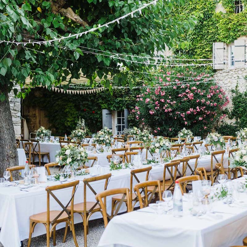 Dîner de mariage dans la cour d'une bastide en Provence 