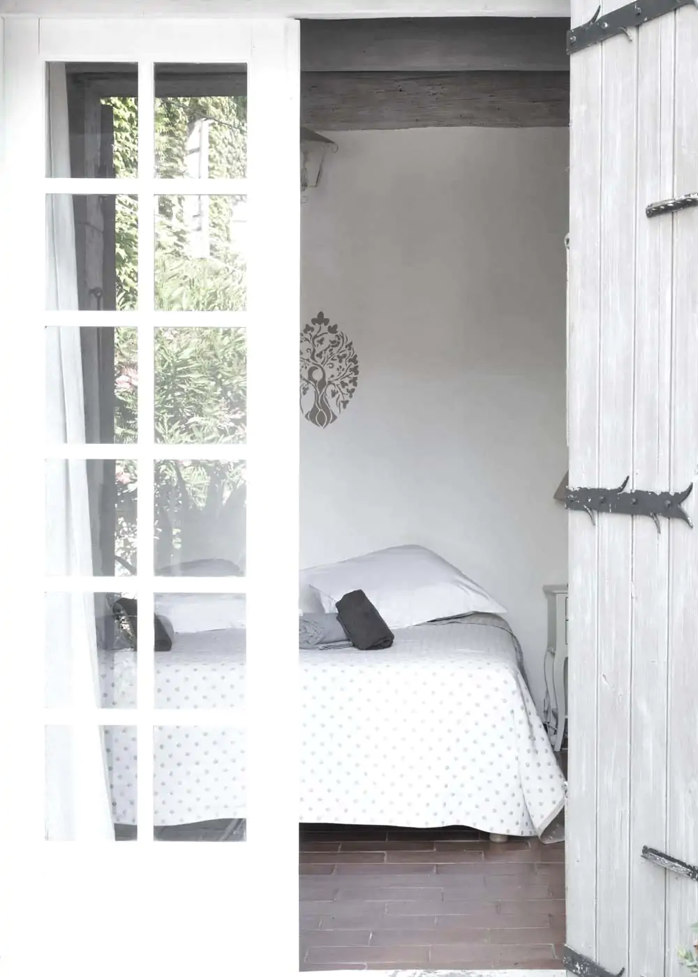 Room opening onto the courtyard of the Bastide de Lussan, wedding estate