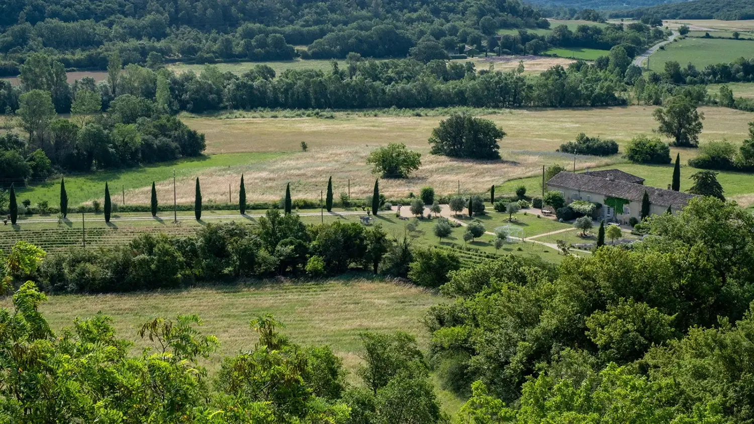 Un mas provençal pour mariages niché  dans un grand domaine privé bio