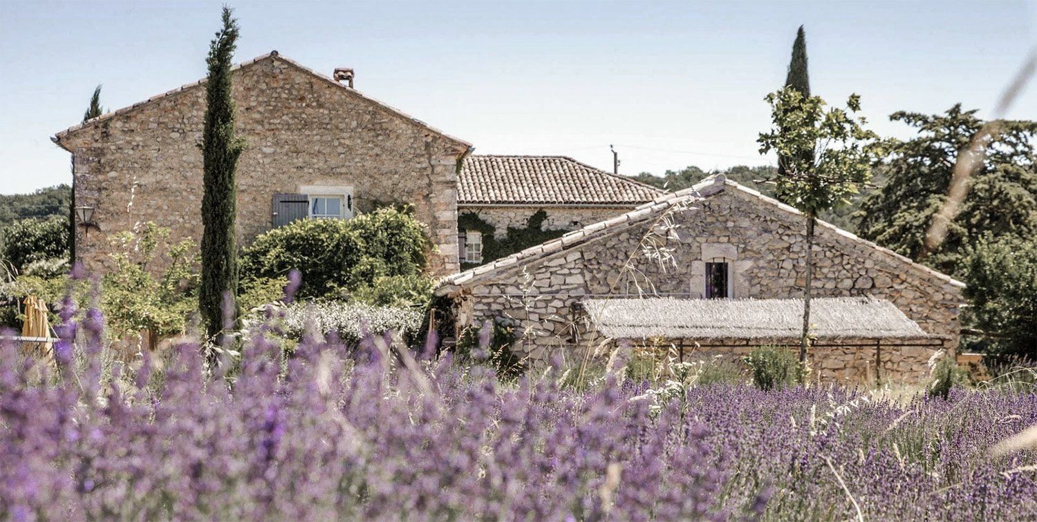 Domaine situé dans le Sud de la France, dans Gard provençal, entre Avignon et Nîmes
