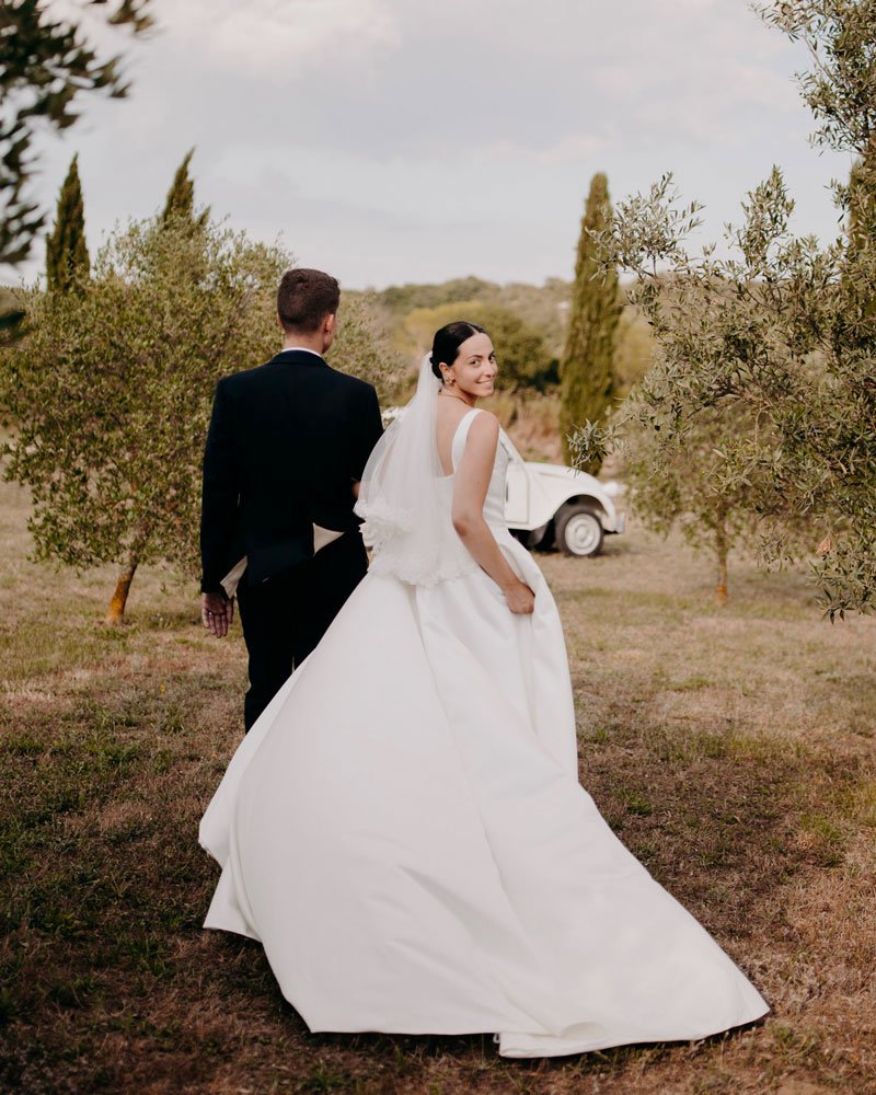 Mariés se promenant dans une oliveraie au coucher du soleil lors d’un mariage chic et champêtre à la Bastide de Lussan près d’Uzès