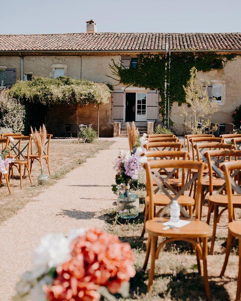 Lieu de cérémonie laïque installé dans les jardins provençaux de la Bastide de Lussan près d’Uzès dans le Gard