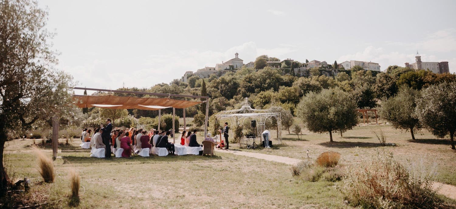 Allée de cyprès menant à la Bastide de Lussan, domaine de mariage provençal près d’Uzès