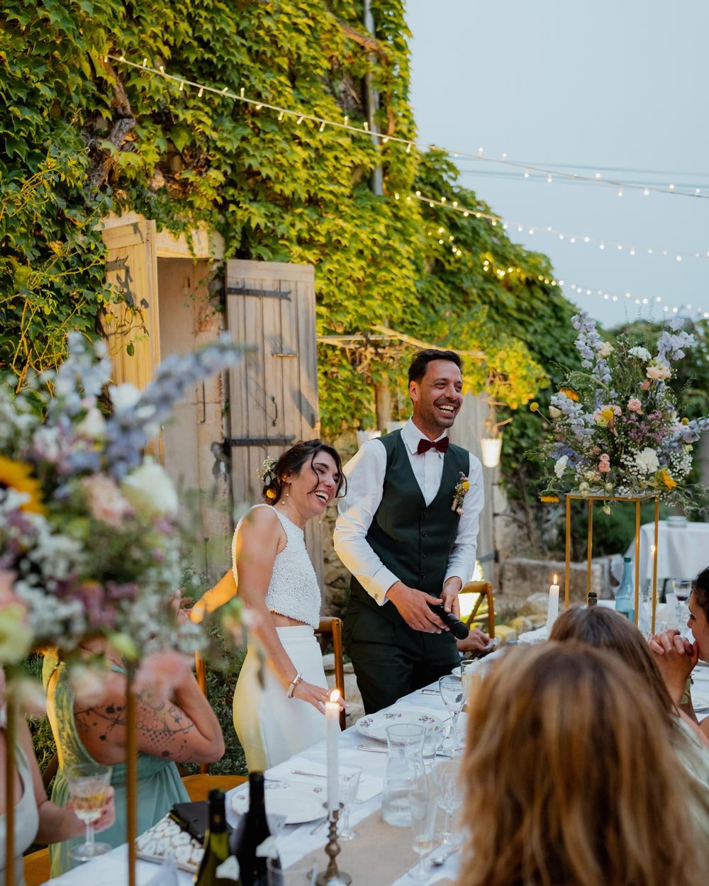 Mariage romantique avec vue sur le village de Lussan, l’un des plus beaux villages de France, près d’Uzès dans le Gard