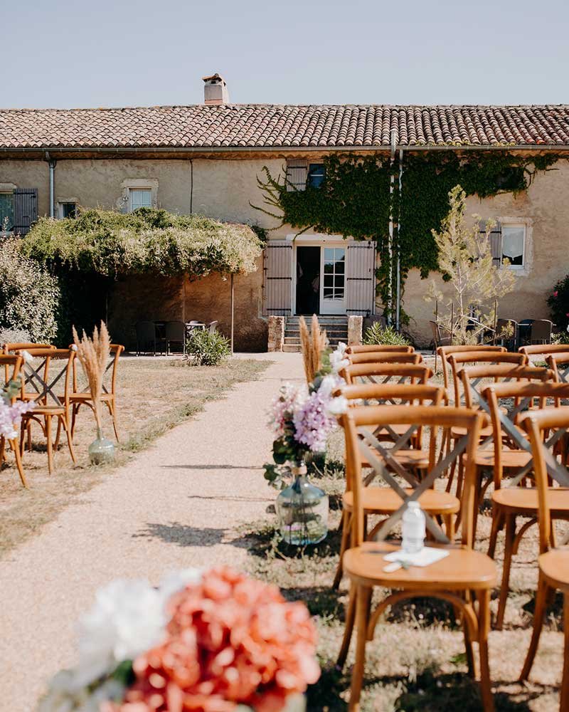 Cérémonie laïque dans les jardins de la Bastide de Lussan, allée fleurie face à la bâtisse provençale
