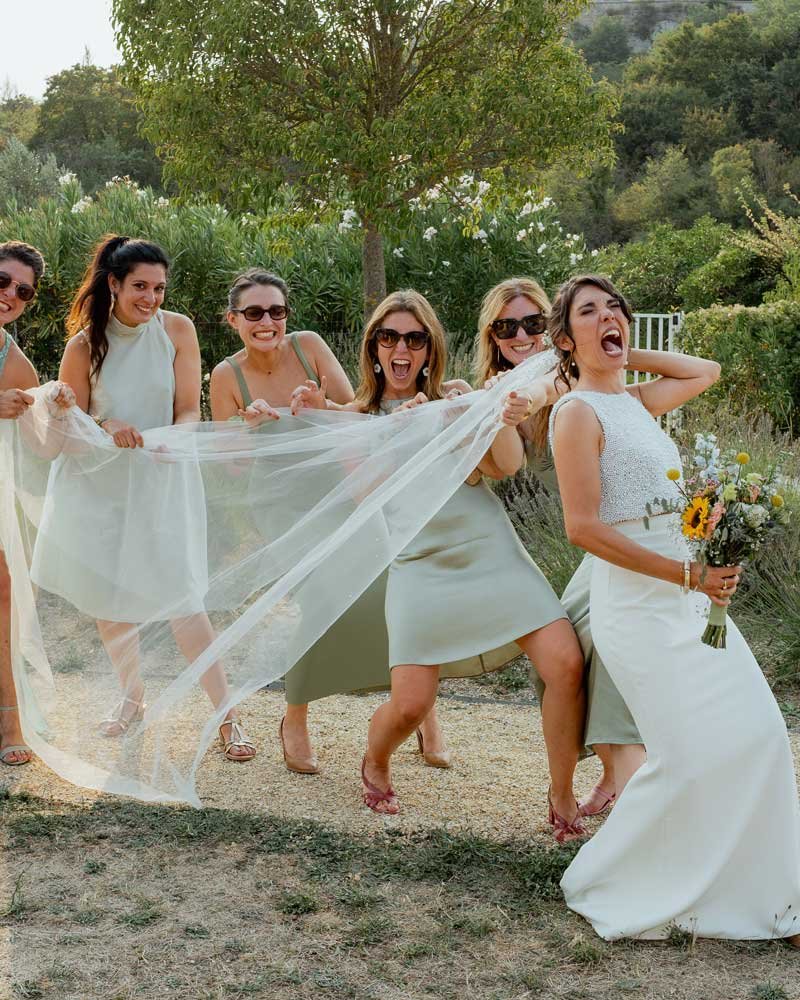 Mariée et demoiselles d'honneur dans les jardins lors du cocktail à la Bastide de Lussan