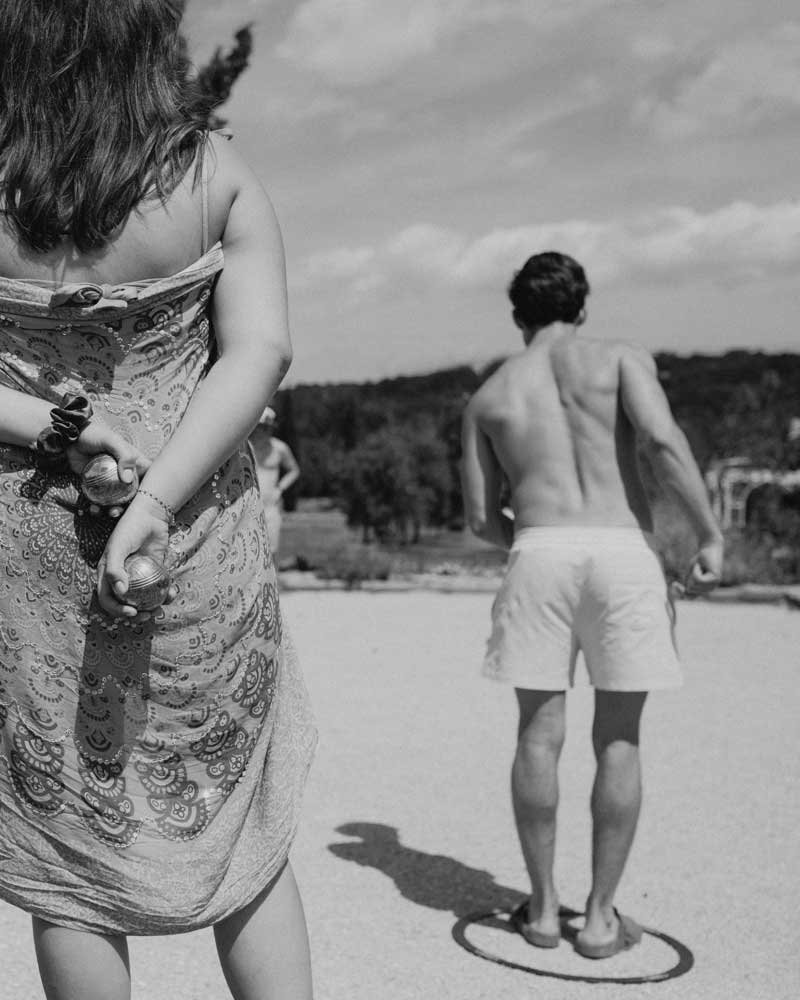 Partie de pétanque sur le boulodrome de la Bastide de Lussan le lendemain du mariage