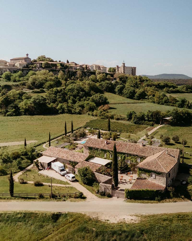 Cour intérieure en pierre du mas aménagée pour un cocktail à la Bastide de Lussan