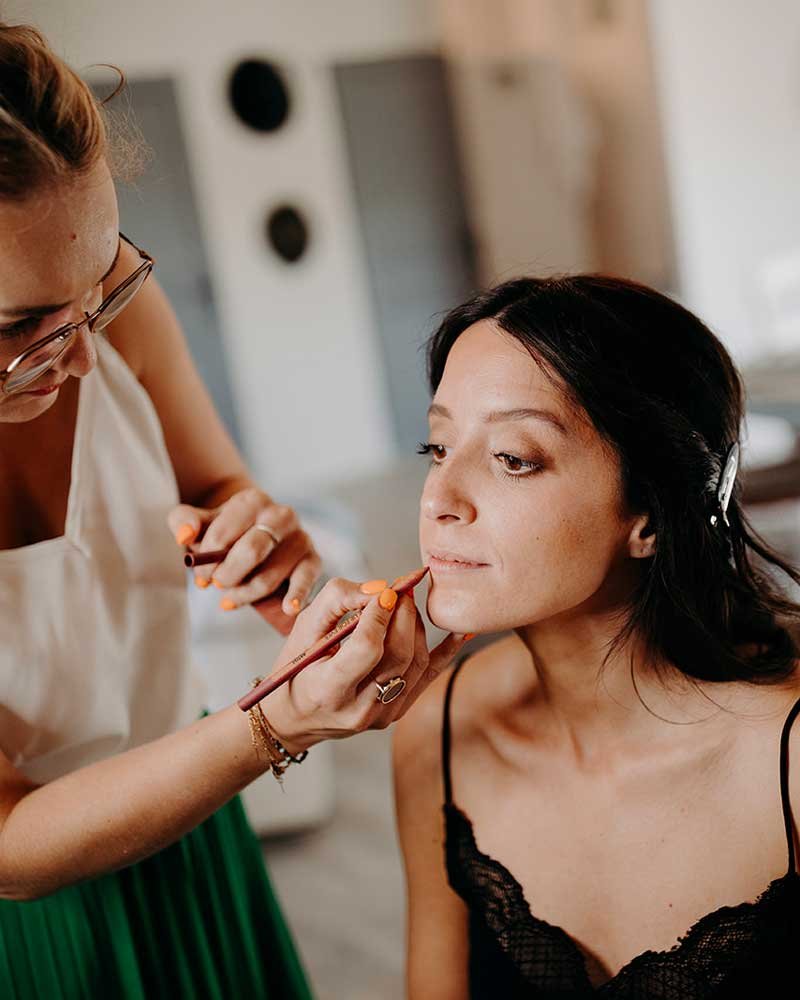 Maquillage de la mariée dans l'espace dédié de la suite nuptiale à la Bastide de Lussa