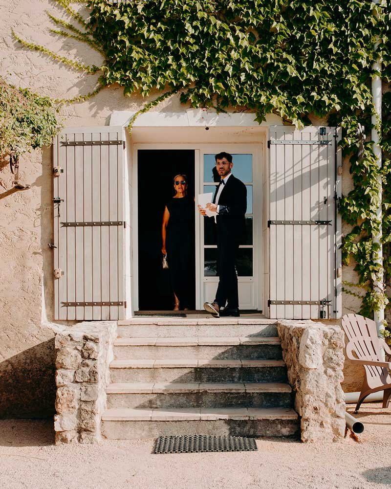 Invités sortant d'un hébergement sur place au domaine de la Bastide de Lussan