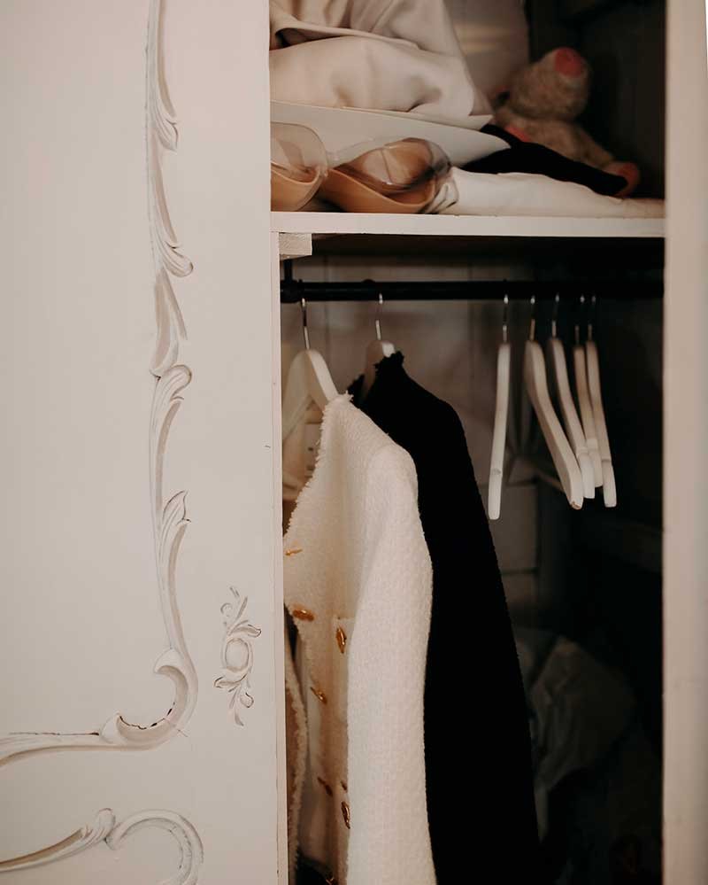 Armoire ancienne dans la suite nuptiale à la Bastide de Lussan