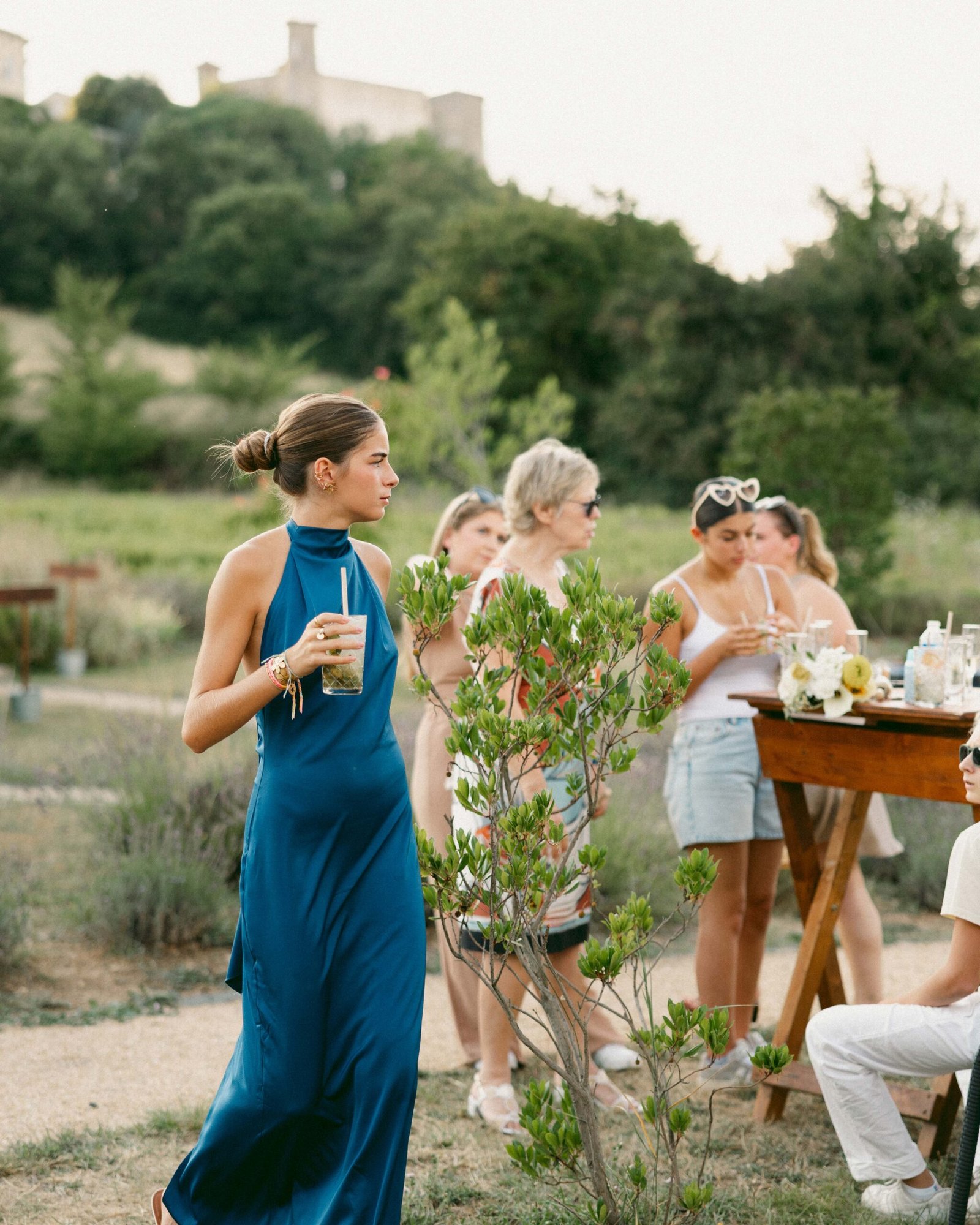 Vin d'honneur dans les jardins provençaux de la Bastide de Lussan avec invités
