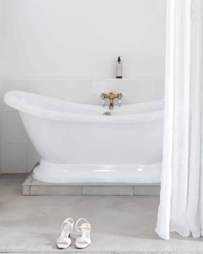  Baignoire îlot dans la salle de bain de la suite nuptiale à la Bastide de Lussan