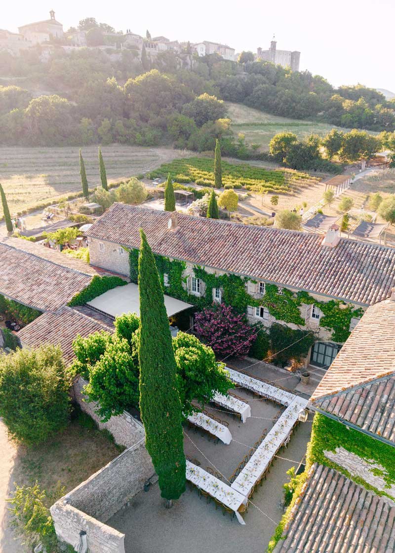 Vue aérienne du dîner à la belle étoile dans la cour de la Bastide de Lussan