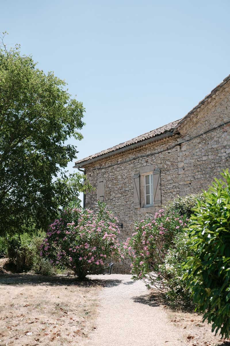 Dépendance en pierre entourée de lauriers-roses à la Bastide de Lussan