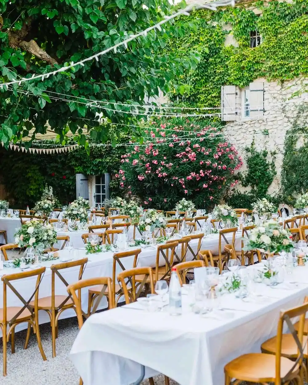 Décoration florale de la table de mariage à la Bastide de Lussan, dahlias et œillets