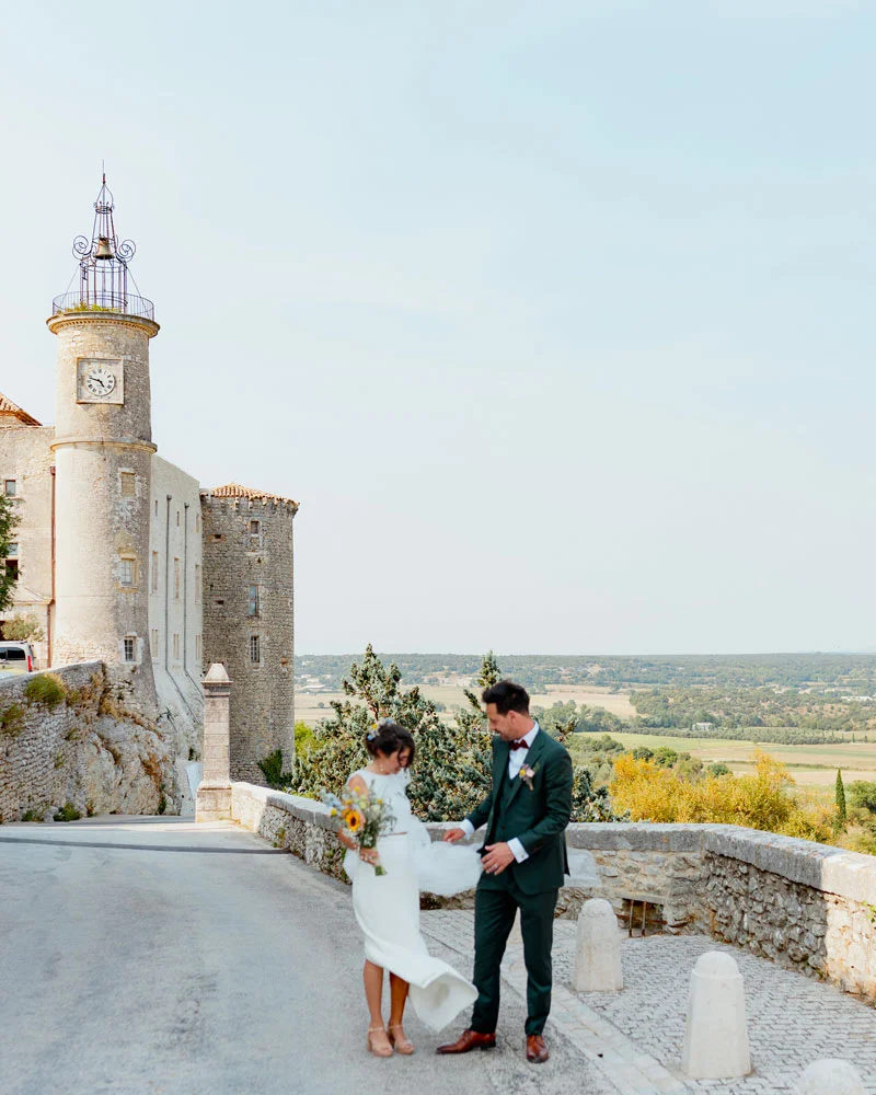 Mariés devant la tour du château dans le village de Lussan, un des plus beaux villages de France