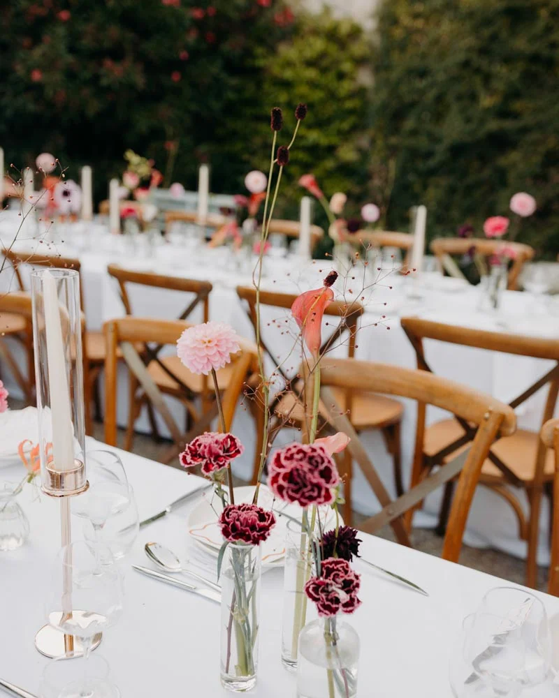 Décoration florale de la table de mariage à la Bastide de Lussan, dahlias et œillets