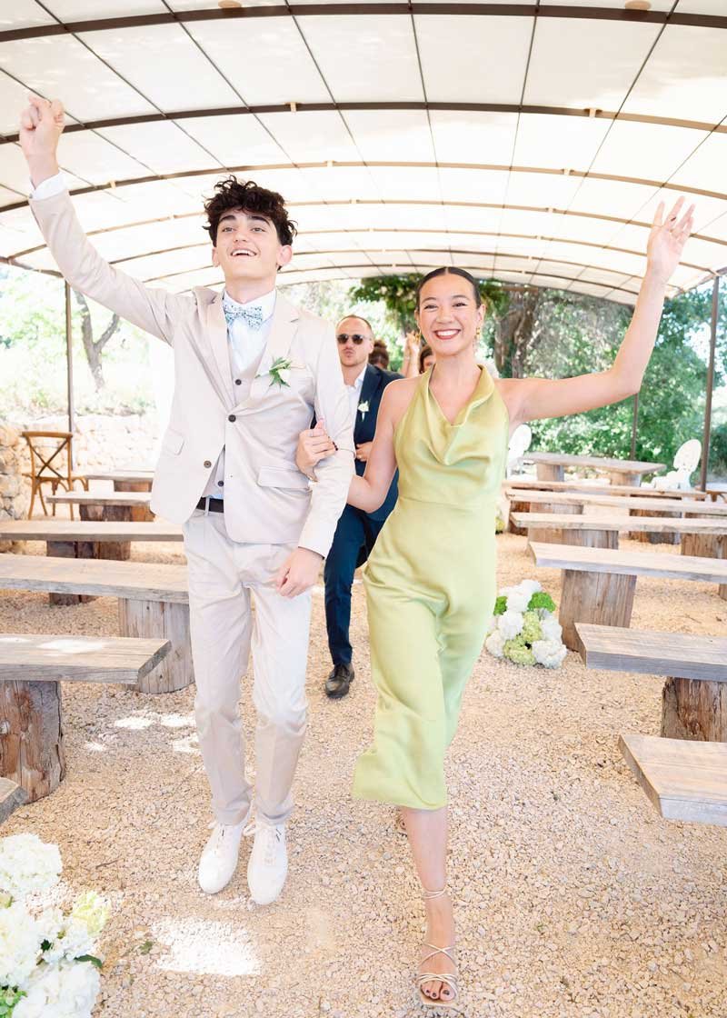 Invités joyeux sous la tonnelle couverte lors d'une cérémonie laïque à la Bastide de Lussan