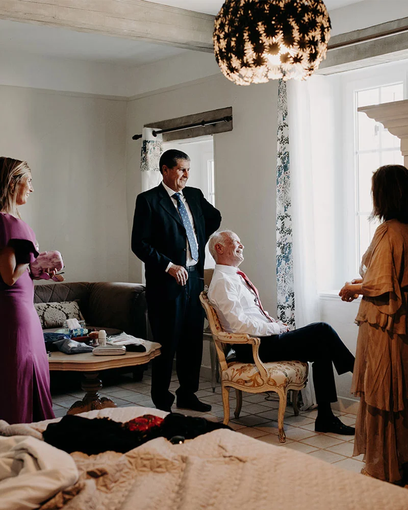 Famille réunie dans une chambre d'hôtes à la Bastide de Lussan