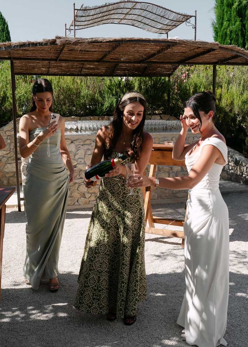 Service de champagne au bar en pierre lors du vin d'honneur à la Bastide de Lussan