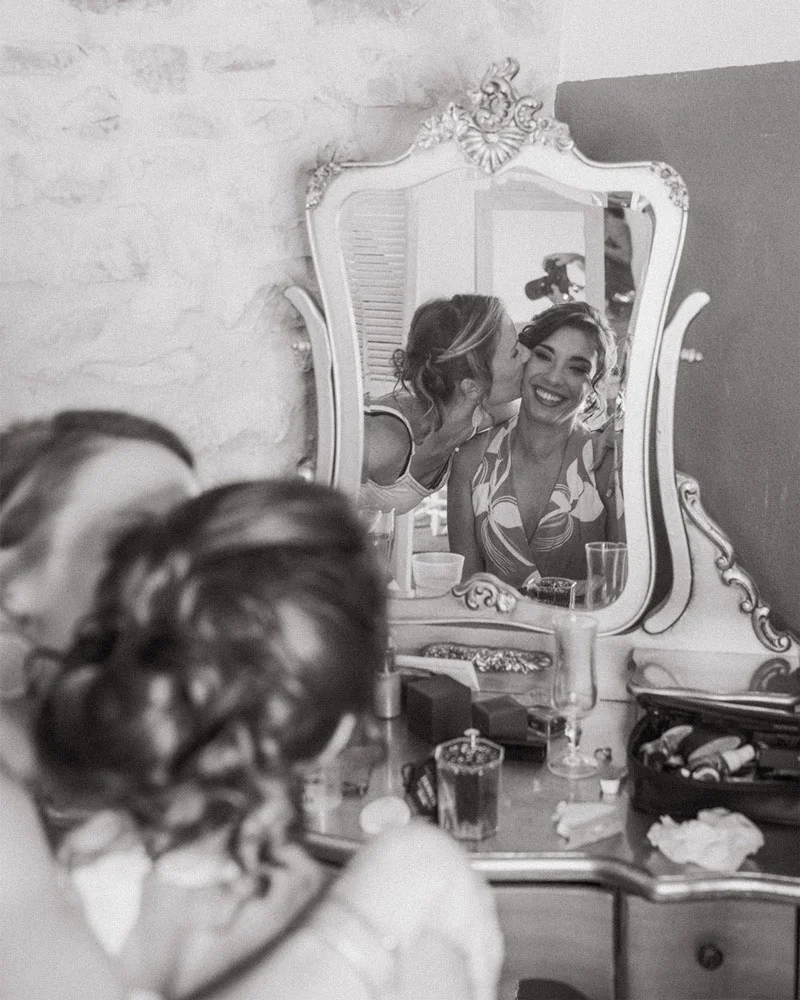 Coiffeuse ancienne avec miroir dans la suite nuptiale à la Bastide de Lussan