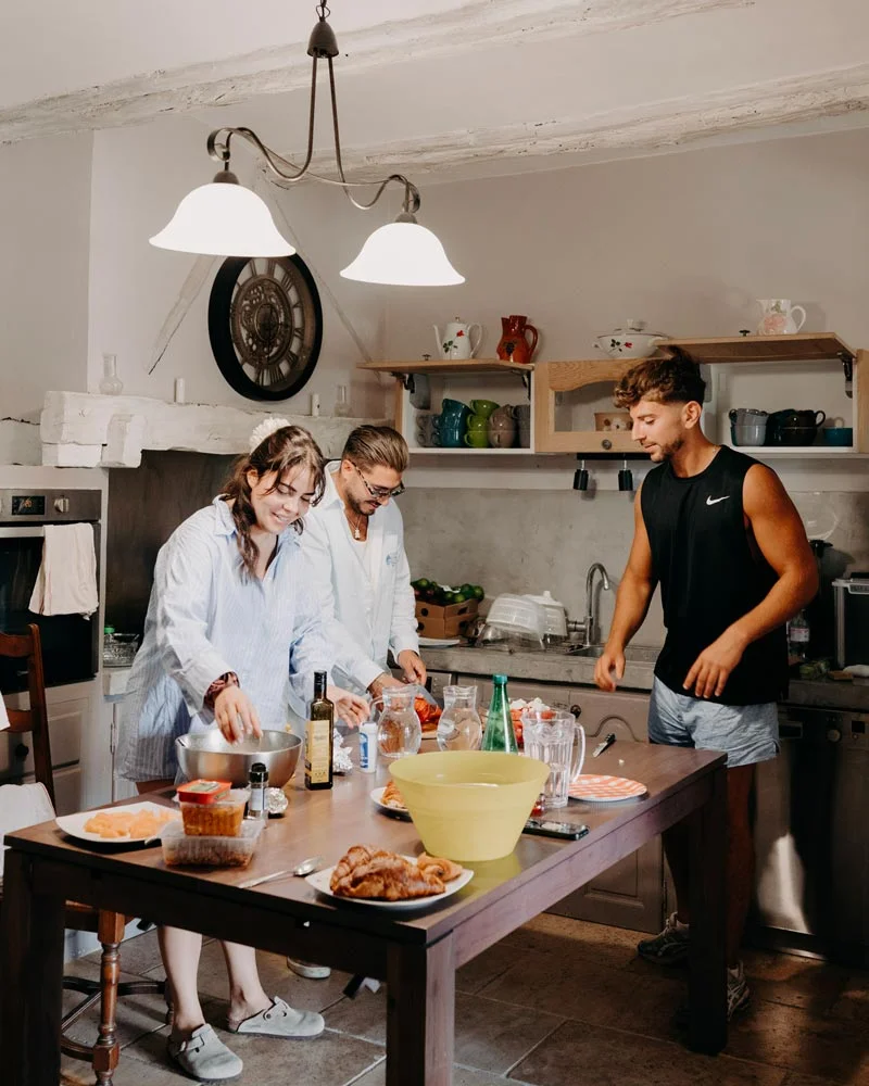 Invités préparant le petit-déjeuner dans la cuisine du mas à la Bastide de Lussan