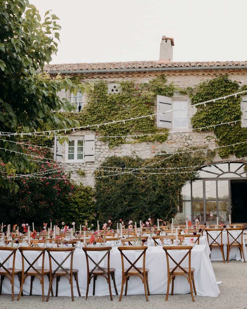 Vue aérienne du dîner à la belle étoile dans la cour de la Bastide de Lussan