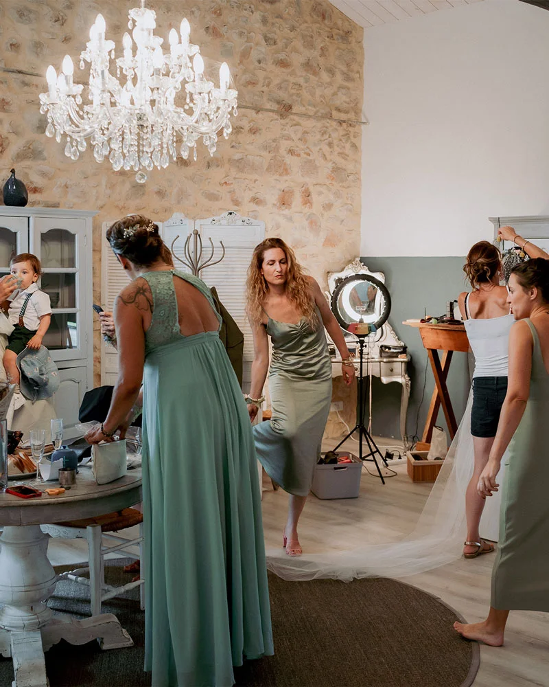 Préparatifs de la mariée et des demoiselles d'honneur dans la suite nuptiale à la Bastide de Lussan
