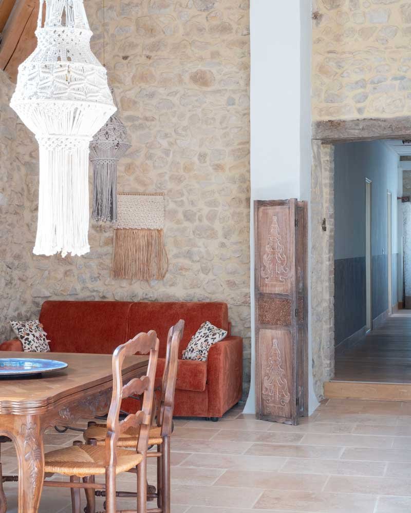 Salon décoré avec suspensions en macramé dans un hébergement de la Bastide de Lussan