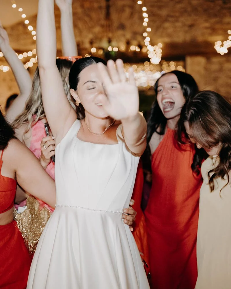 La mariée danse avec ses invités lors de la soirée à la Bastide de Lussan